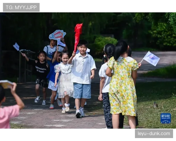 李冰洁随手一条围巾能值我半个月房租，逛个街看着像走秀
